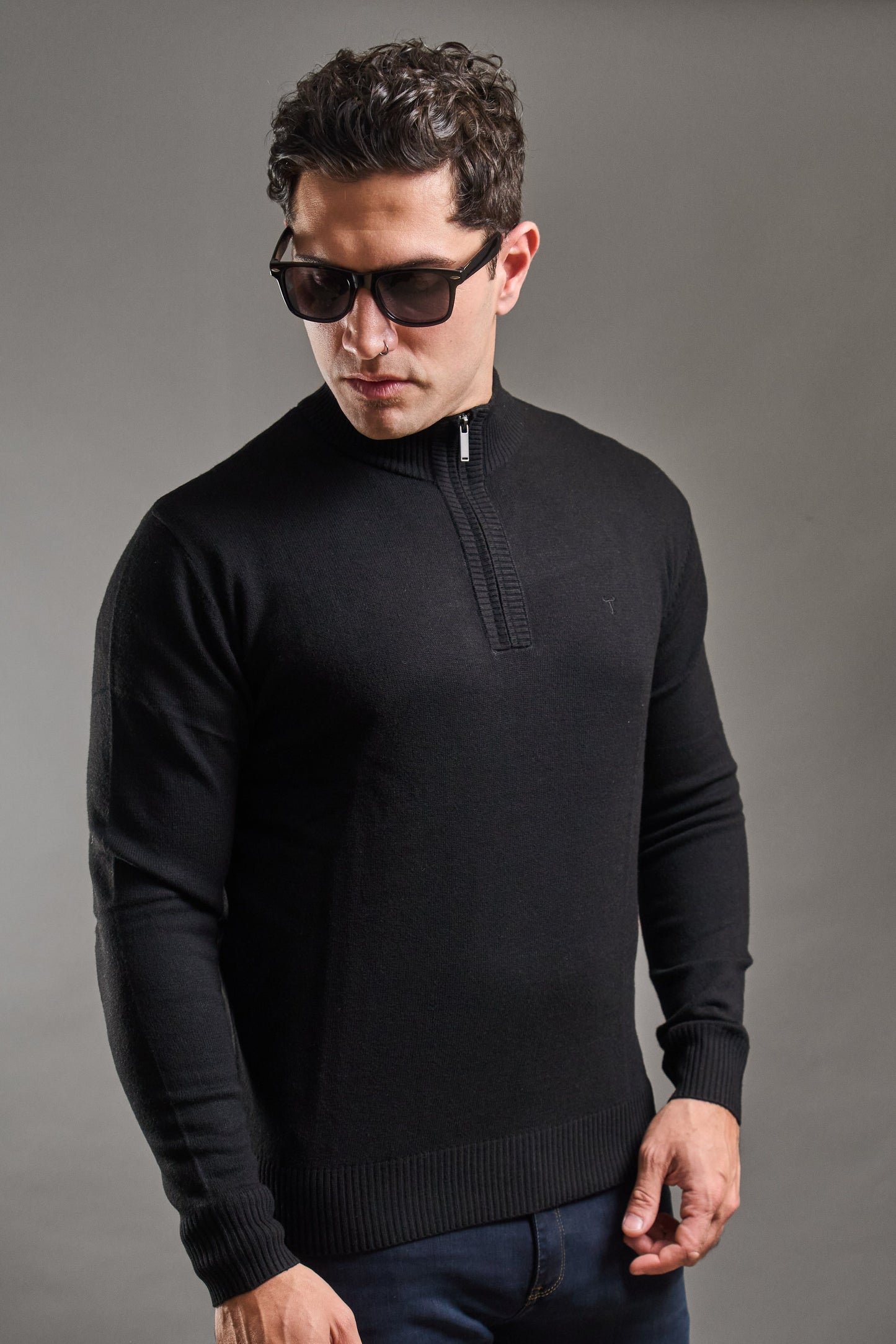 Sweater Hamilton Negro · Cuello medio cierre