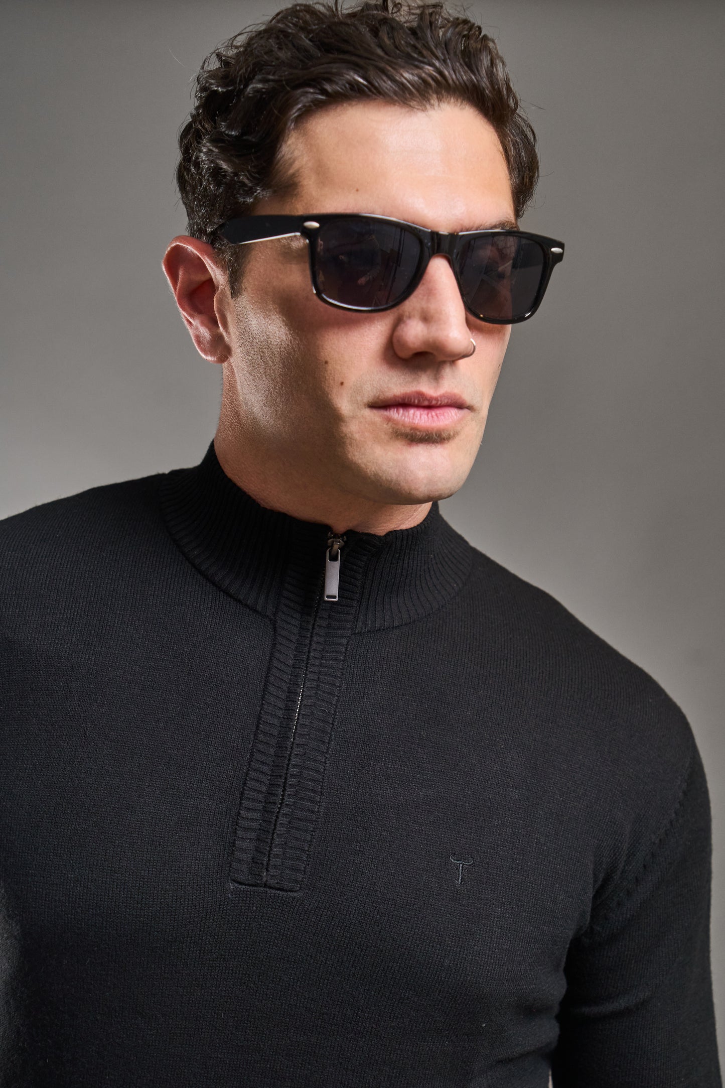 Sweater Hamilton Negro · Cuello medio cierre