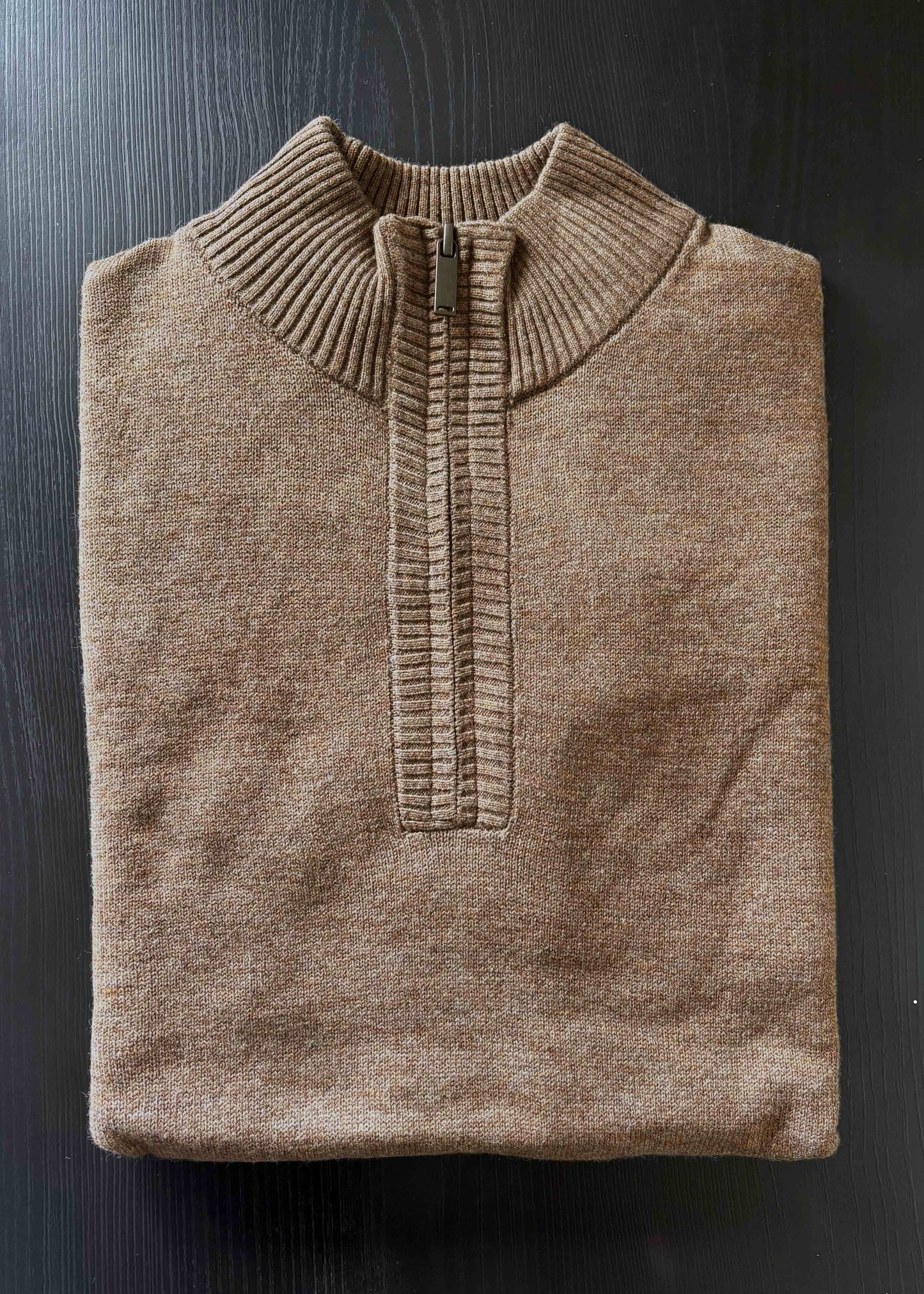 Sweater Hamilton Tostado · Cuello medio cierre