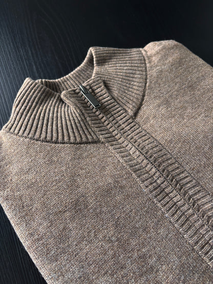 Sweater Hamilton Tostado · Cuello medio cierre