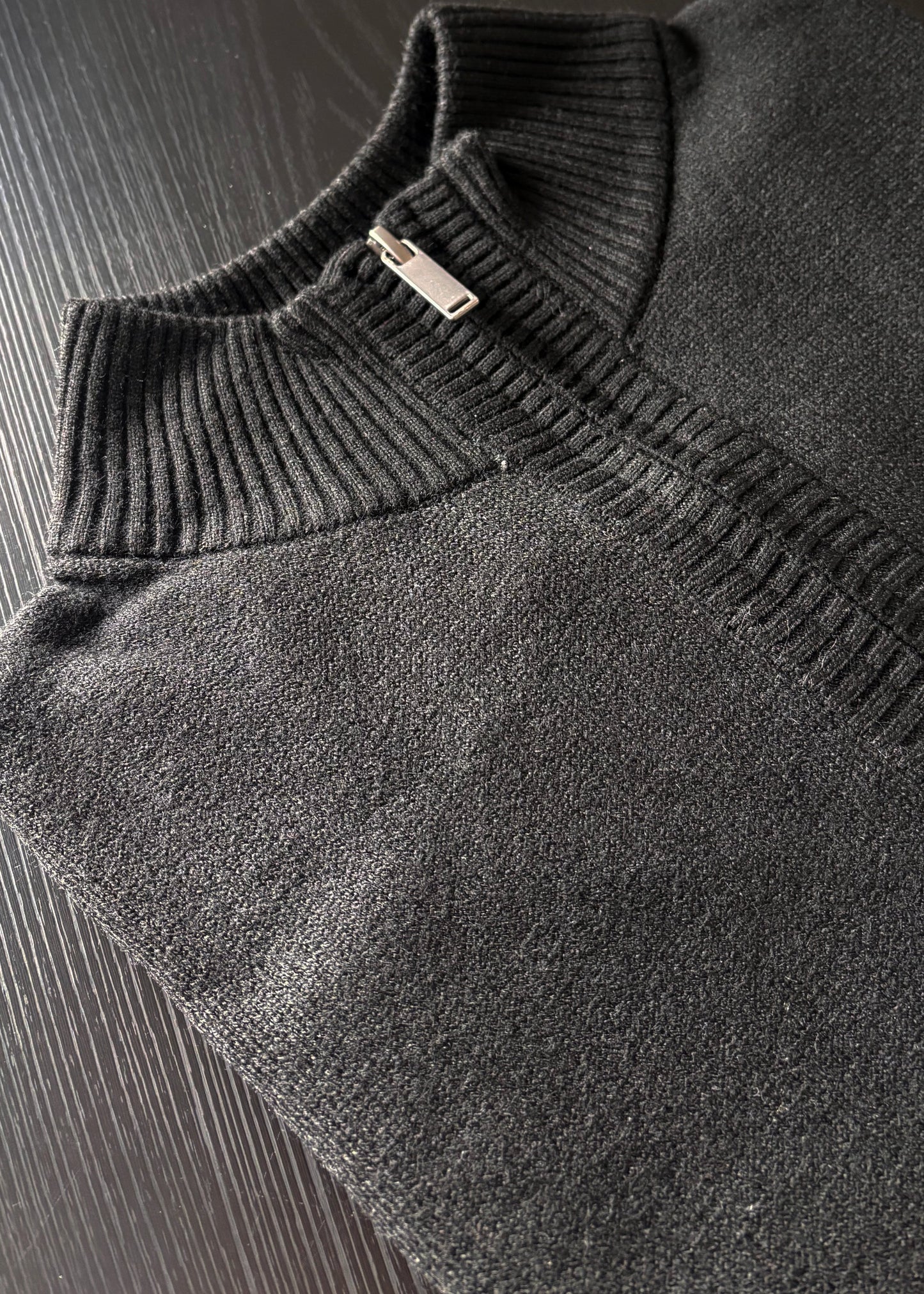 Sweater Hamilton Negro · Cuello medio cierre