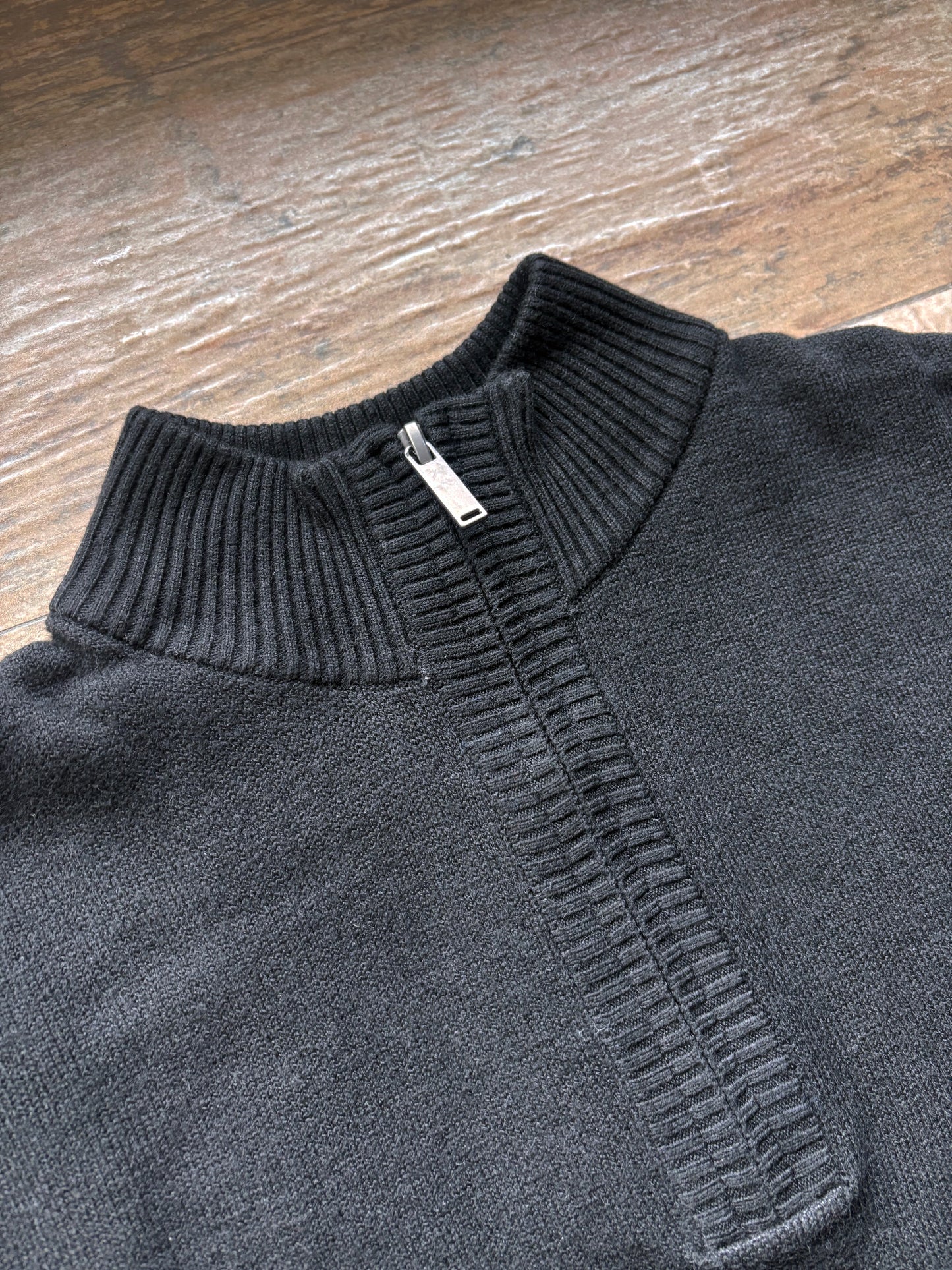 Sweater Hamilton Negro · Cuello medio cierre